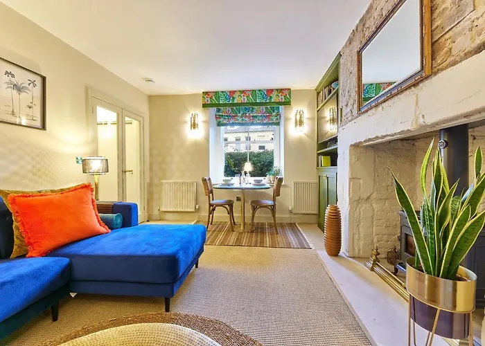 Cinnabar: Luxury, Couple\'S Nook In Historic Walls.