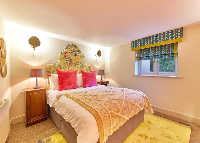 Cinnabar: Luxury, Couple\'S Nook In Historic Walls.
