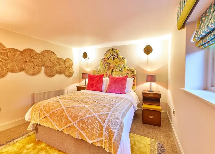 Cinnabar: Luxury, Couple\'S Nook In Historic Walls.