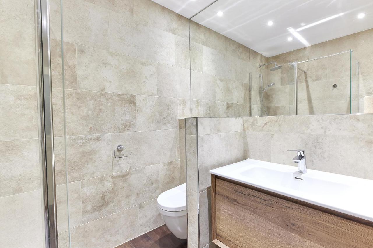 Cinnabar: Luxury, Couple's Nook In Historic Walls.