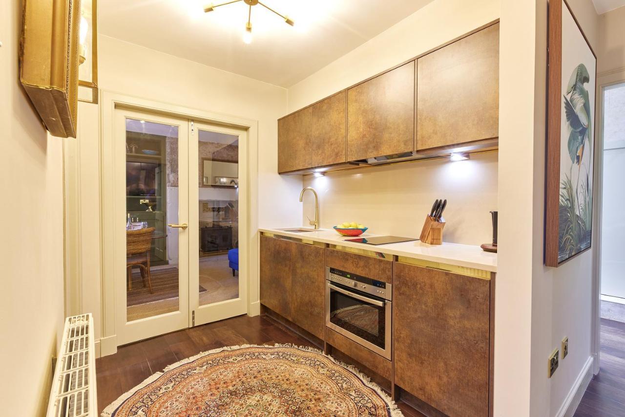 Holiday home Cinnabar: Luxury, Couple's Nook In Historic Walls. *
