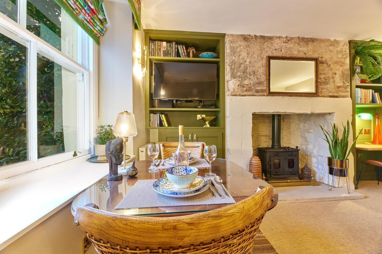 Cinnabar: Luxury, Couple's Nook In Historic Walls.